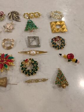 Assorted Gold & Green Holiday Brooches - Festive Womens Jewelry Collection Set
